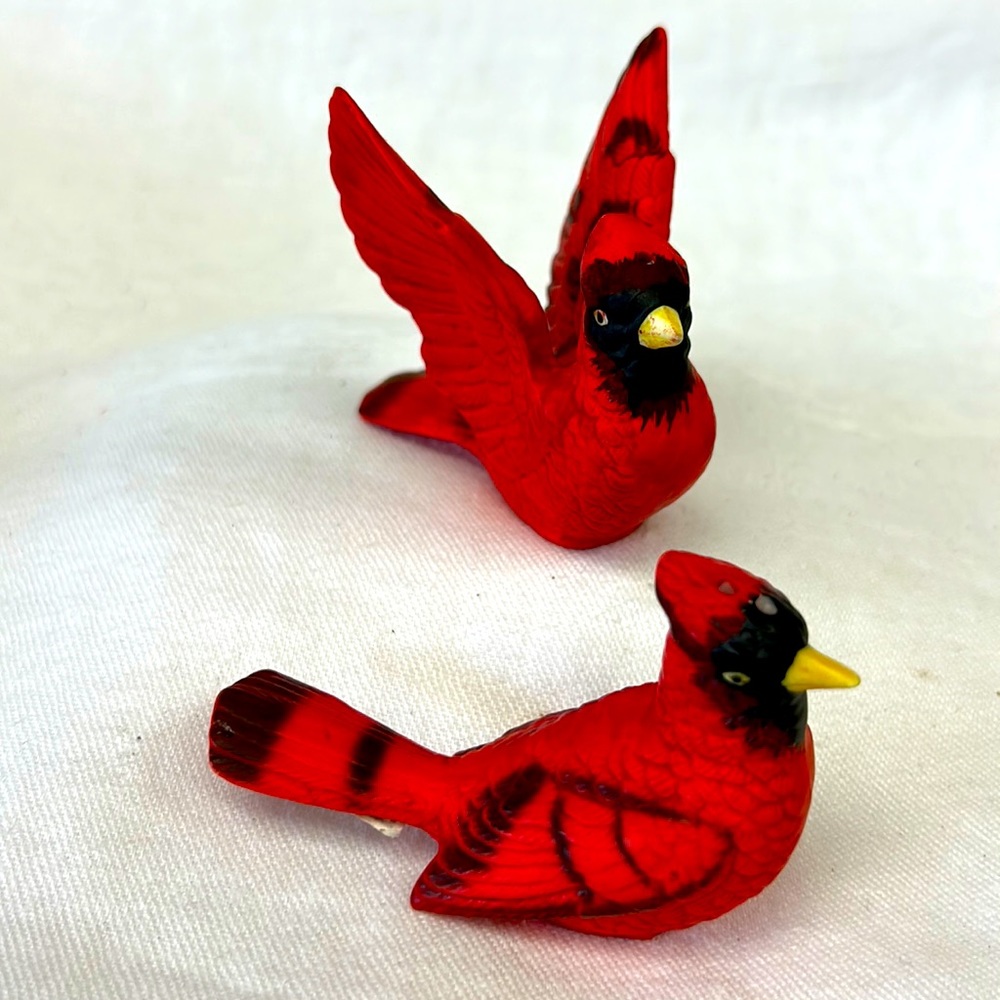 Vintage hand painted ceramic Cardinal bird salt and pepper set